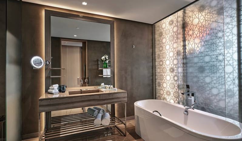 Deluxe King Room Bathroom